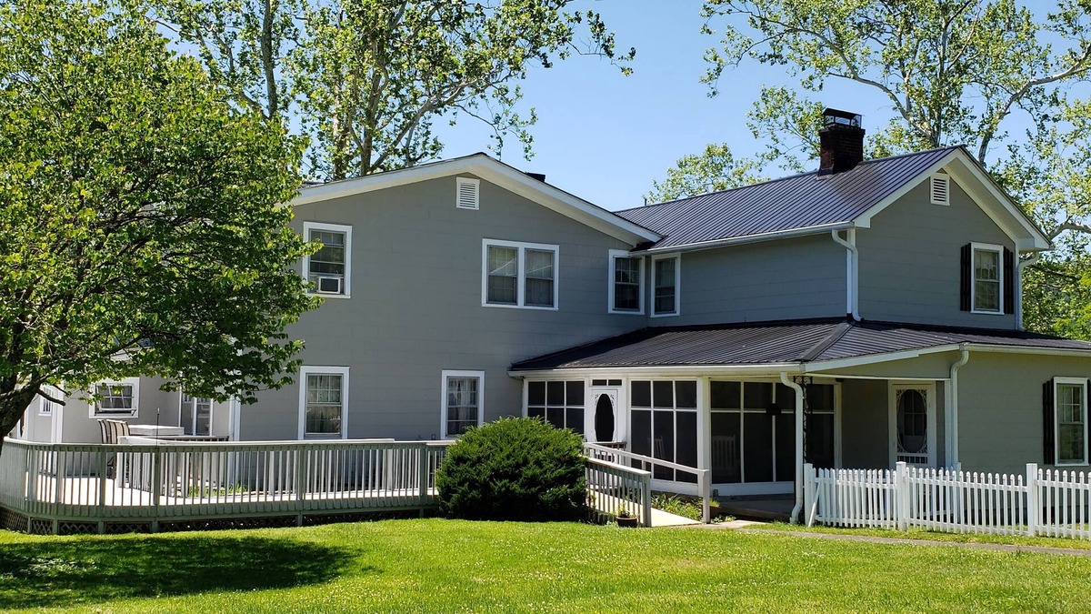 Beckwith House | New River Gorge Bridge 8 Bedrooms, Hot Tub, and Private, Heated Pool 18' x 34'
