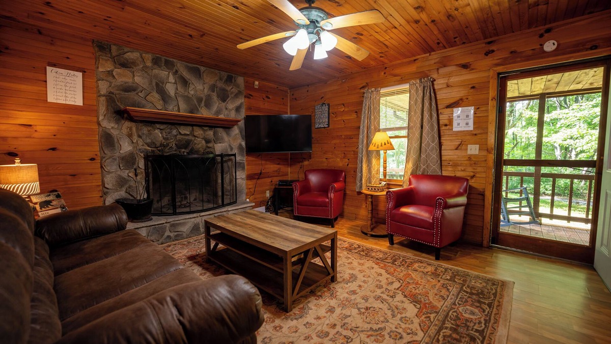 Hico Cabin | New River Gorge Cabin, hot tub and fireplace at the best area prices