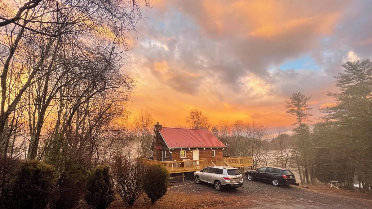 Crumpler Cabin | New River mountain cabin, sleeps 9