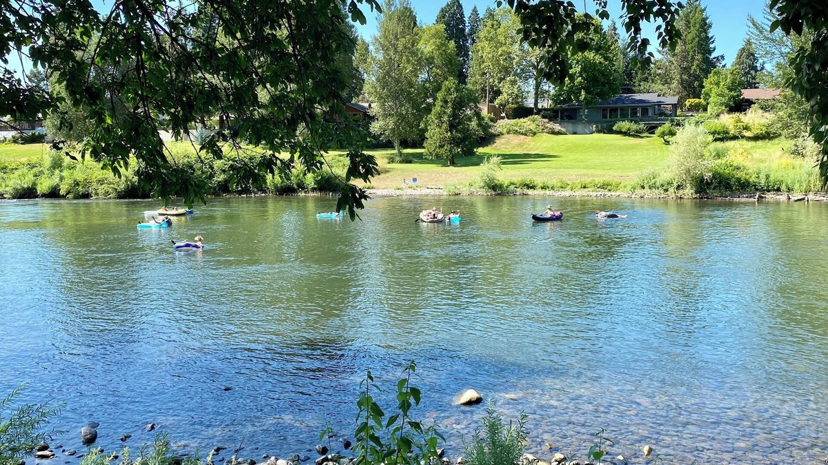Grants Pass House | New Riverfront 3-bedroom 2 bath house in Grants Pass with WiFi, AC, covered deck