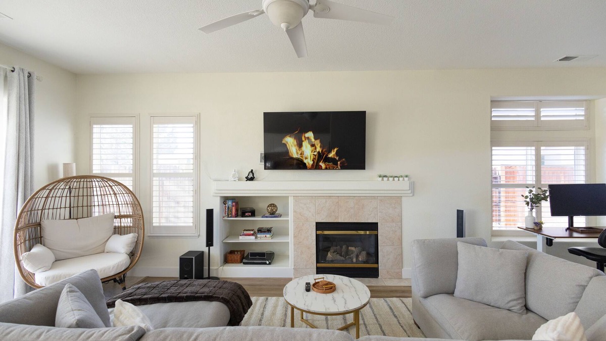 Reno House | NEW Roomy Upscale, Mt. Rose Ski/Tahoe 25-Min, XL Sofa and 2 Work Desks