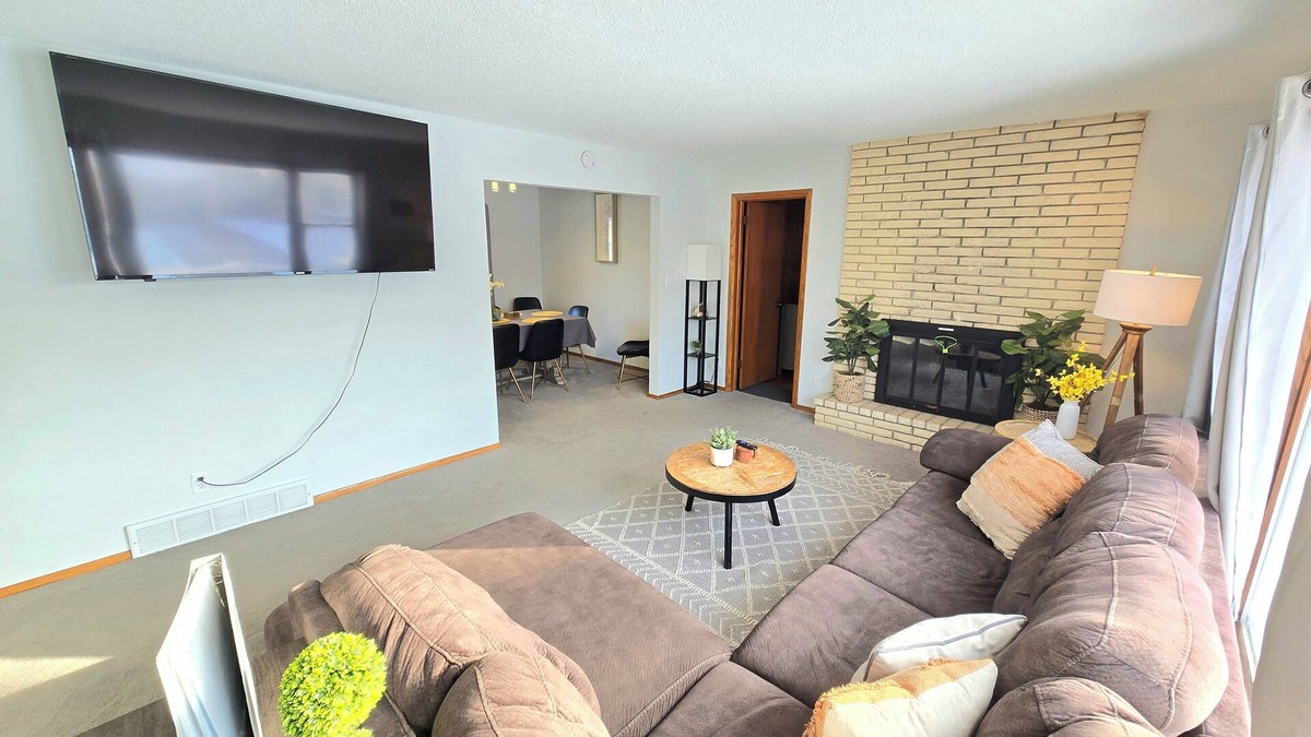 St. Paul House | New Sauna! St Paul, Mall of America, Spacious, Pool Table, Foosball Table