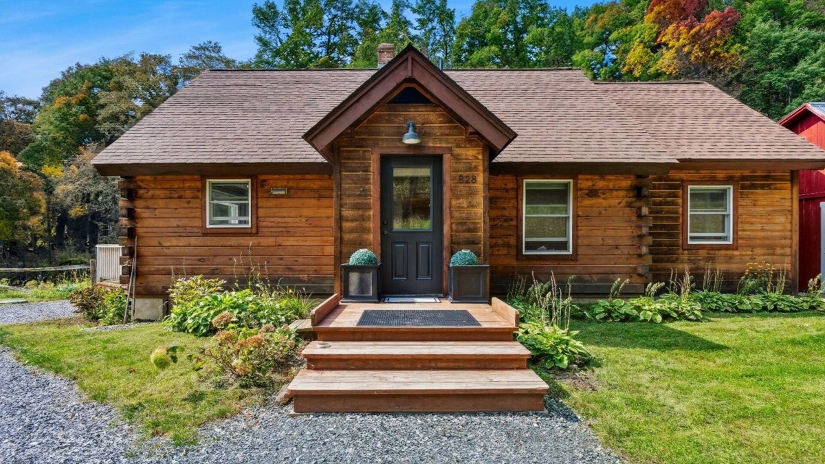 Woodstock House | NEW! Scenic Ridge - 4bd/3ba cabin in Woodstock, VT
