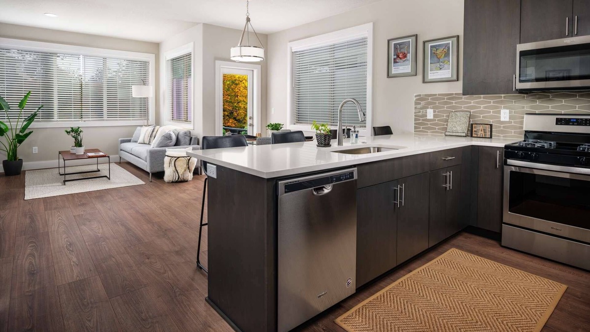 Oak Grove House | New SE Portland, Pet Friendly, Bright Open Floor Plan, Foosball Table, Next to MAX Station
