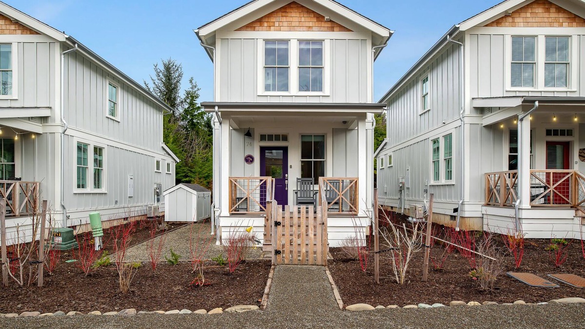 Seabrook House | *New* Seabrook's Purple Pelican, Hot Tub, Close to Pool!
