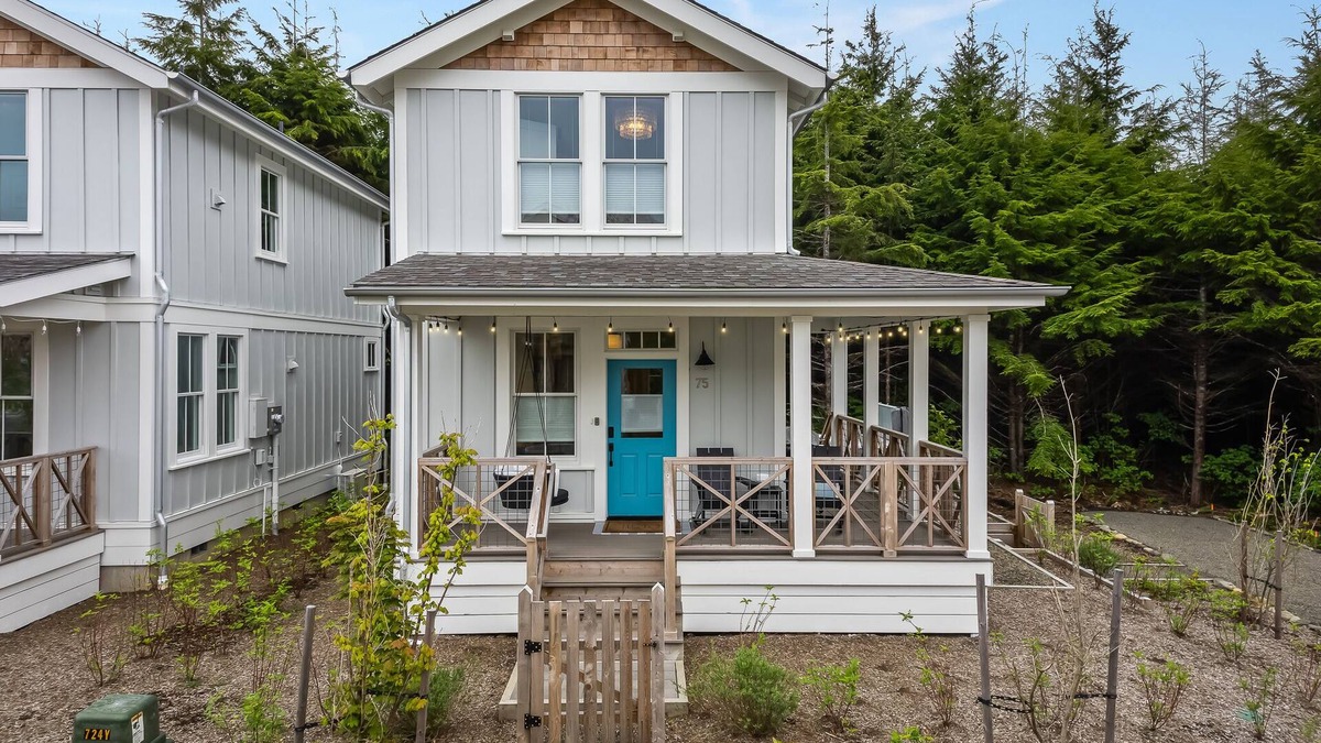 Seabrook House | *New* Seabrook's Robins Nest: Dog Friendly, Hot Tub!