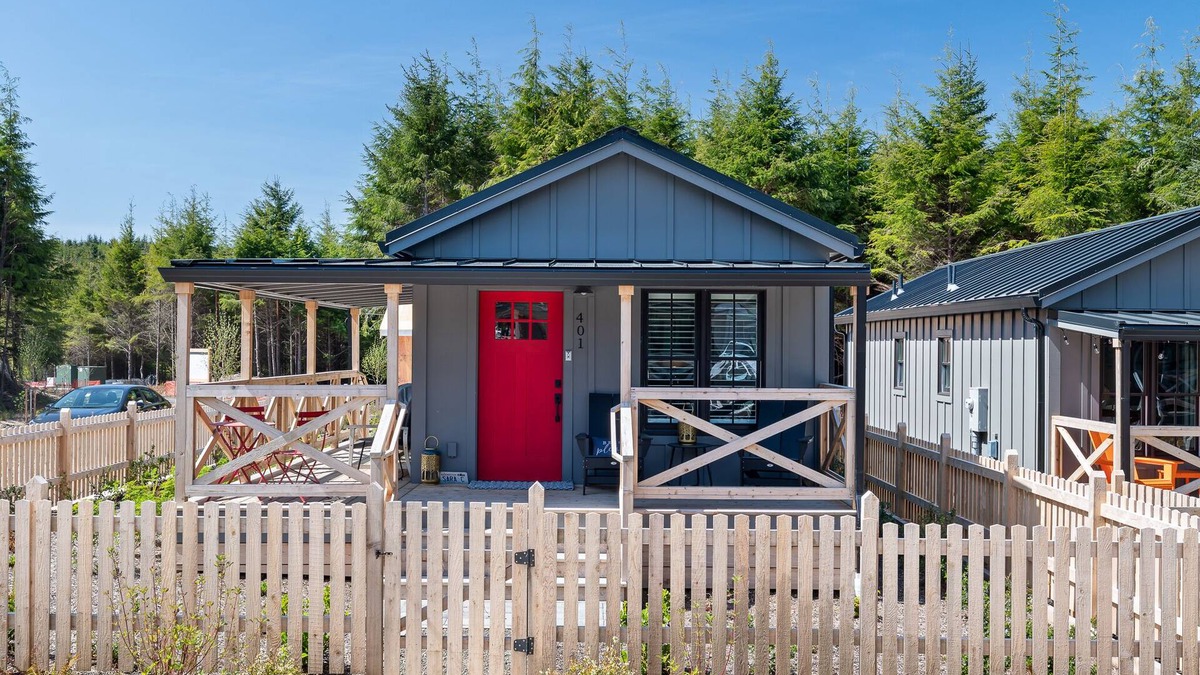 Pacific Beach House | New* Seabrook's Sara Sea, hot tub and fully-fenced yard