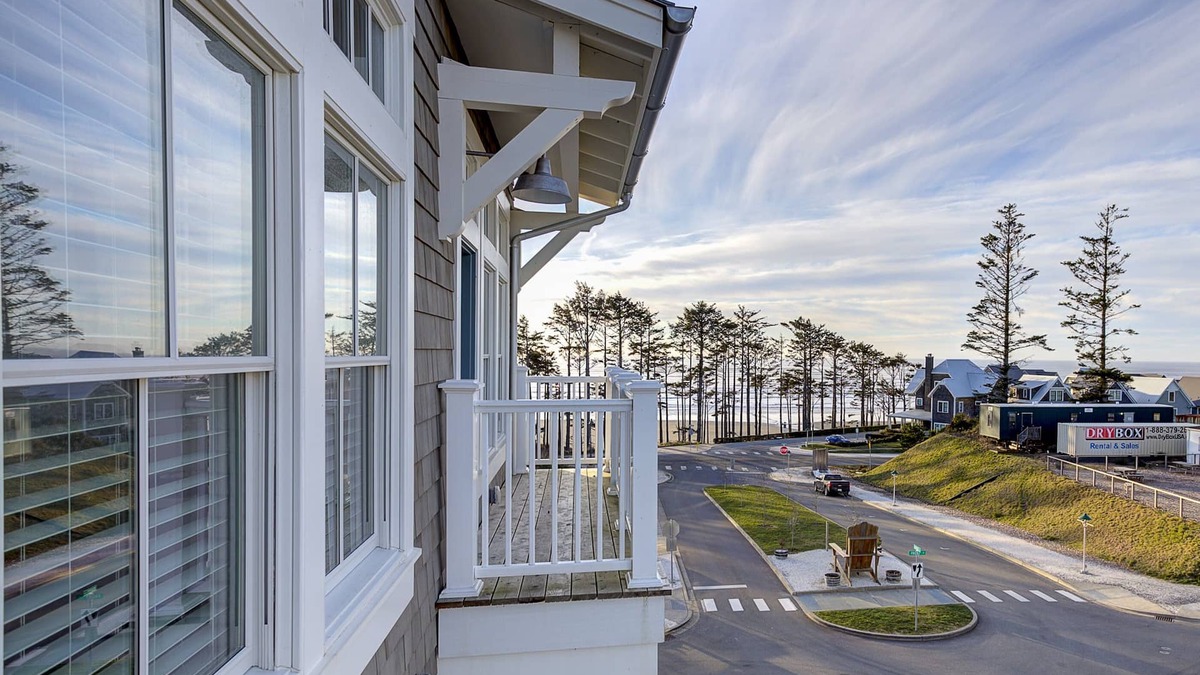Seabrook House | *New* Seabrook's The Penthouse: Oceanview, Dog Friendly!