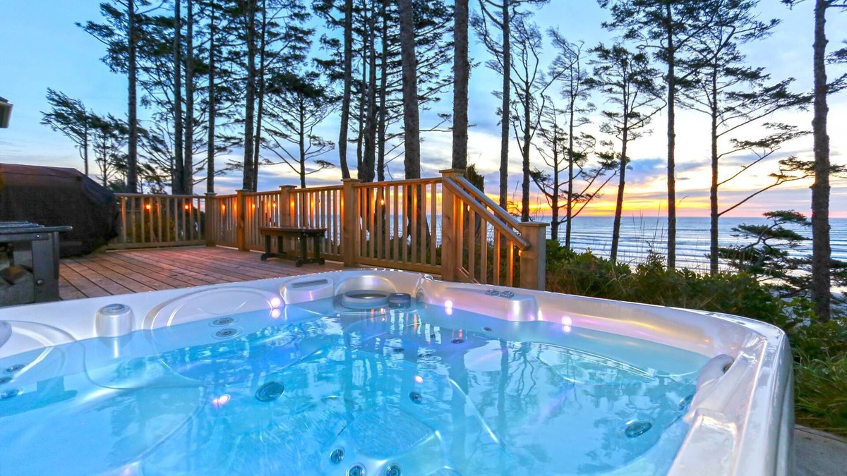 Seabrook House | *New* Seabrook's The West Winds: Oceanfront, Hot Tub, Dog Friendly!