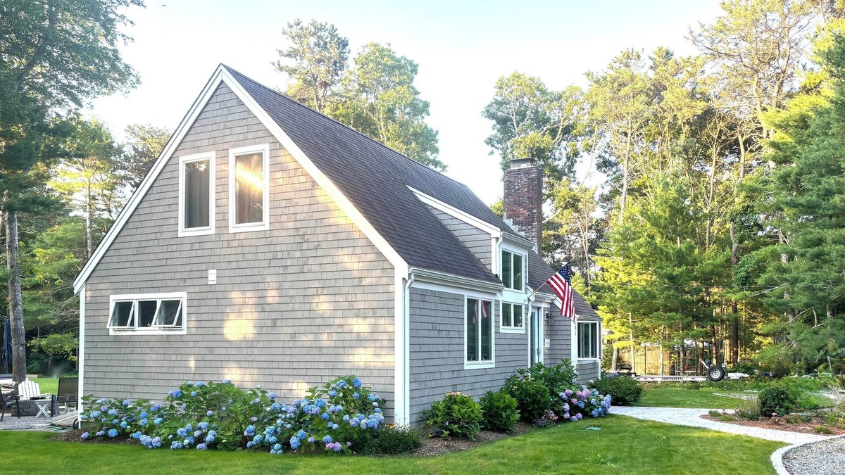 Summersea House | NEW SEABURY 3-bdrm Sleeps 8, Walk to Beach, Great Location, Dog Friendly