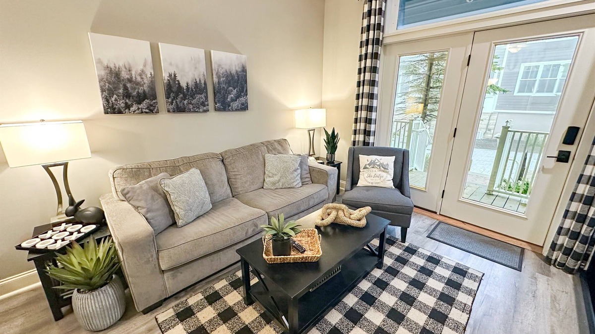 Snowshoe Condo | NEW! Seneca 113: Private Entrance, Hot Tub, Heated Garage, Sleeps 6!