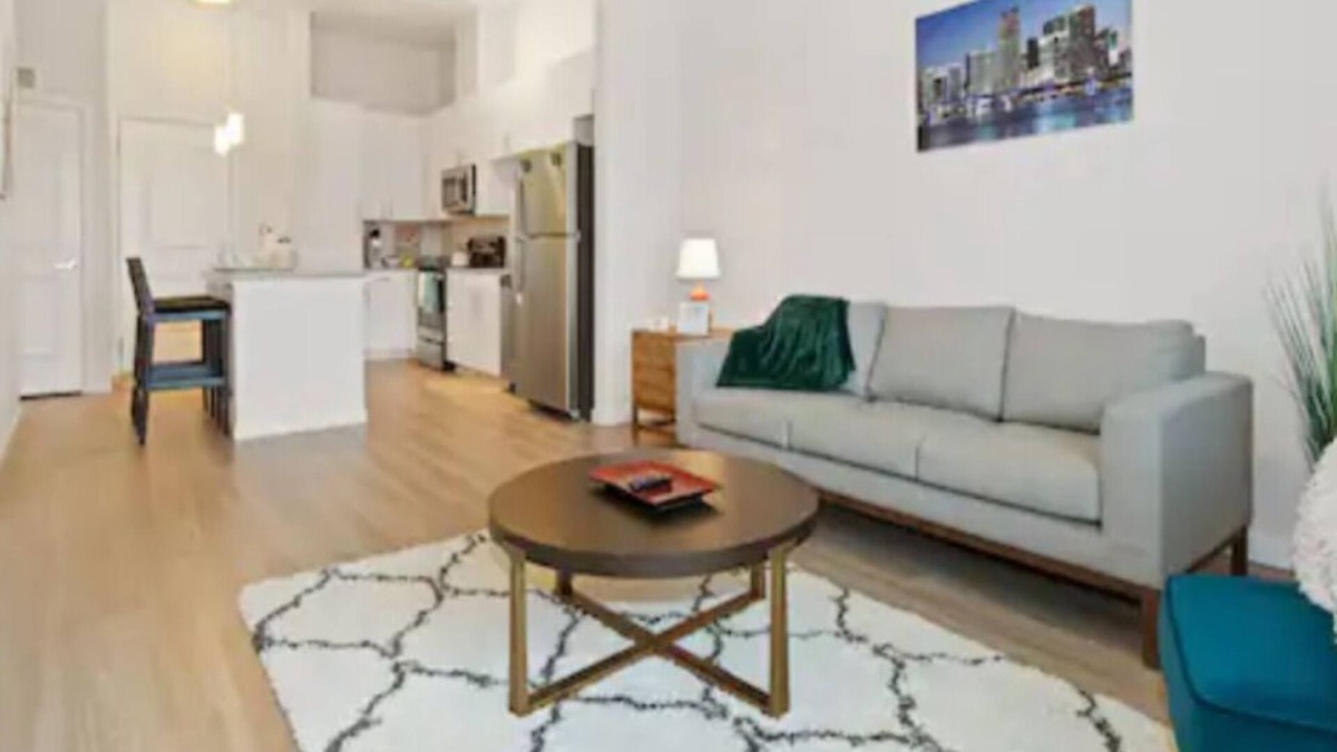 Downtown Baltimore Apartment | New serene 5 min UMMC High ceilings We Love pets