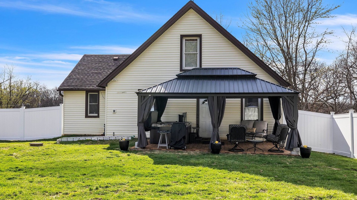 Imperial House | NEW! Serene Corner Cottage with Hot Tub