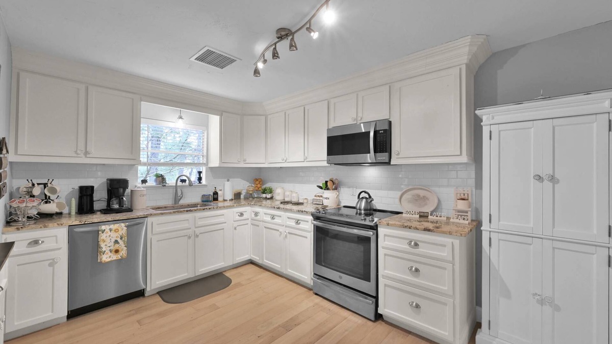 Cape Royale House | NEW! Serene home with private deck, mins to Lake Livingston, nature trials, & more!