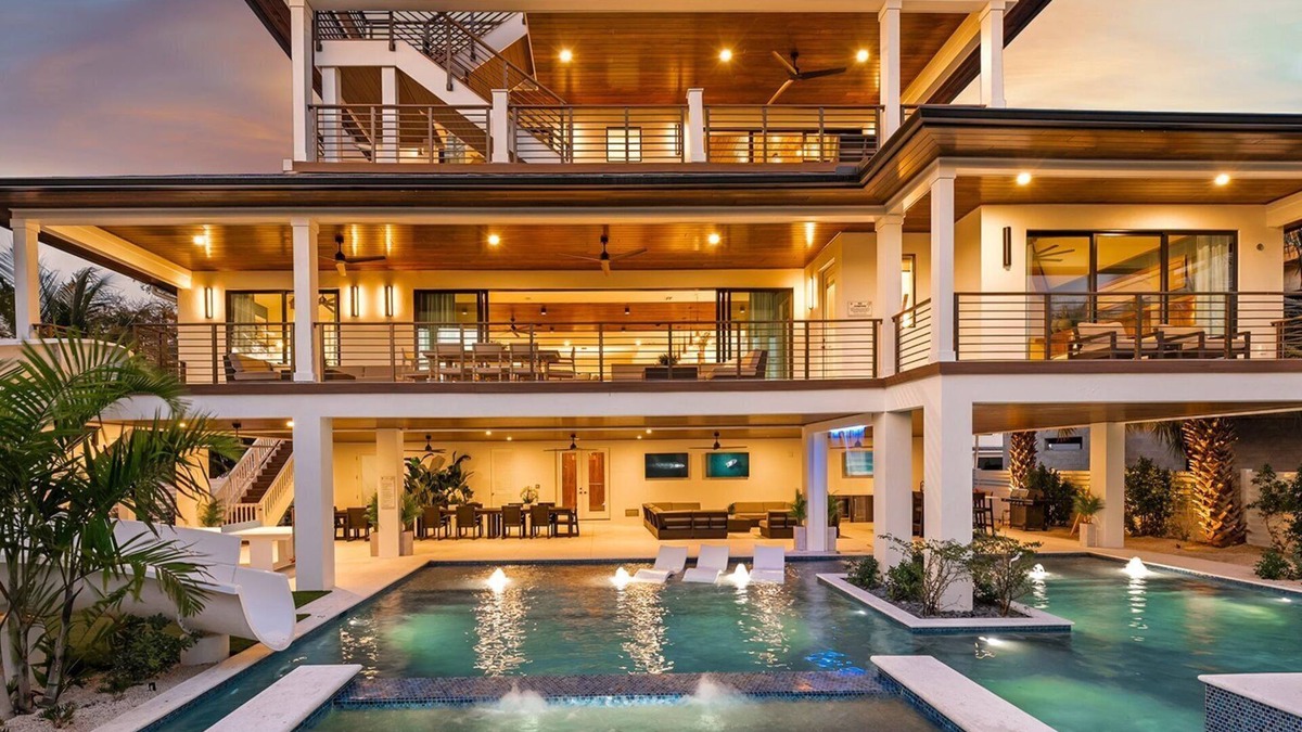 Siesta Key House | New-Siesta Key Luxury/60ft Water Slide-Swim-Up Bar/Spa/Theatre Room/Air Hockey