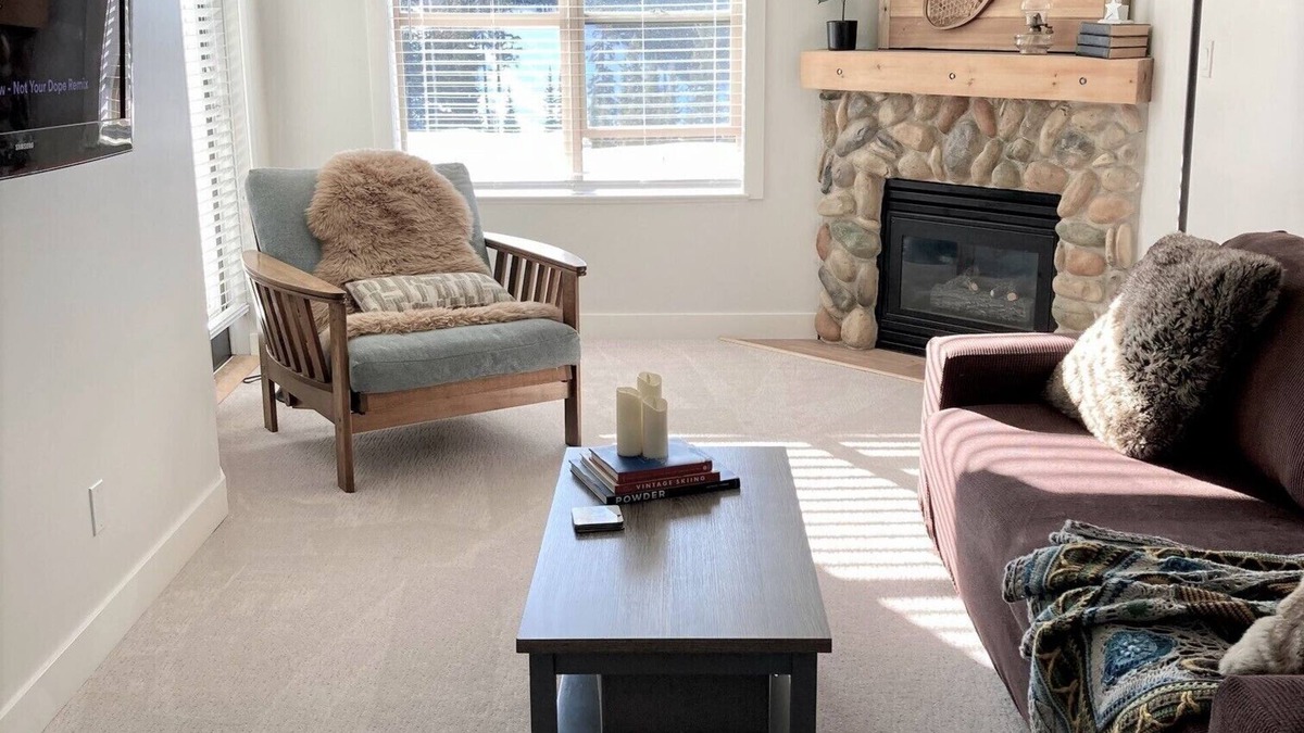 Silver Star Mountain Condo | *NEW* Ski IN/OUT, Top Floor, King Bed, 5min walk to village