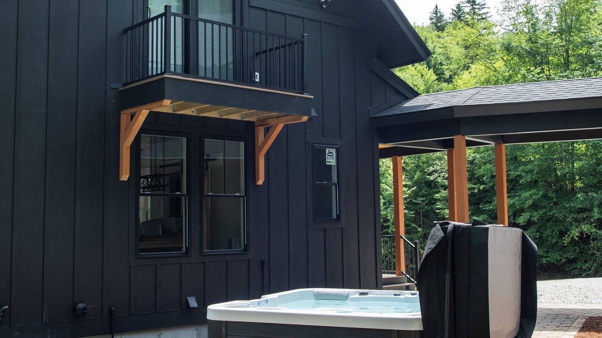 Central Vermont- Killington Cabin | New Skye Ridge Lodge: 3 Bd, Hot Tub, Fireplace and AC!