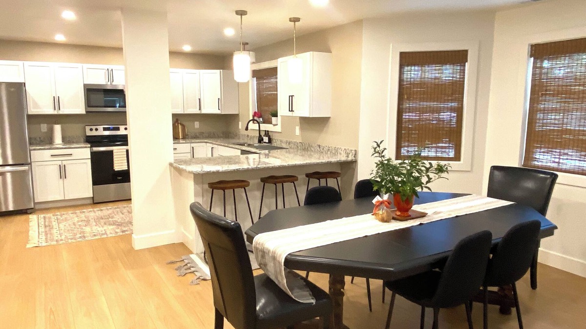 Bolivar House | NEW & SLEEPS 14! Spacious and modern home- located in the heart of Bolivar!