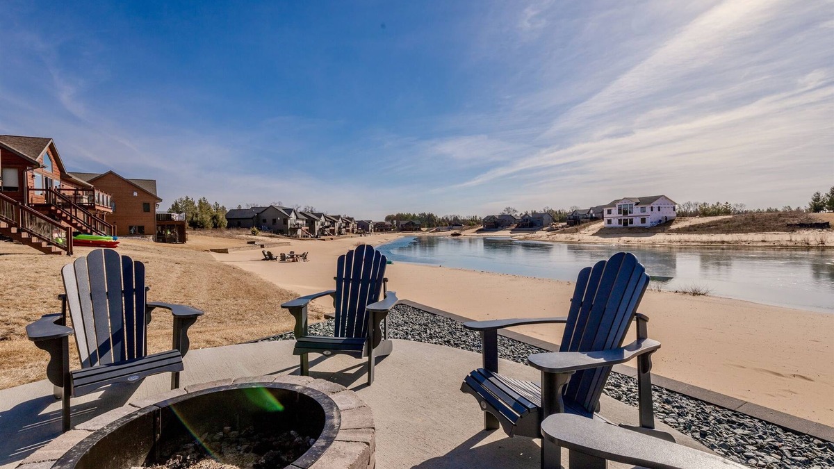 New Lisbon House | NEW!Sleeps 16, Beach, Games, WI Dells 28 Miles