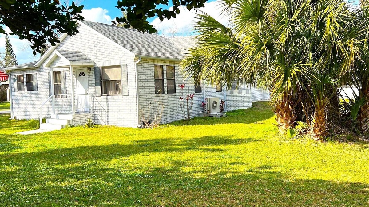 New Smyrna Beach House | New Smyrna Beach Cozy Pool Home, Beach, Shopping & Restaurants