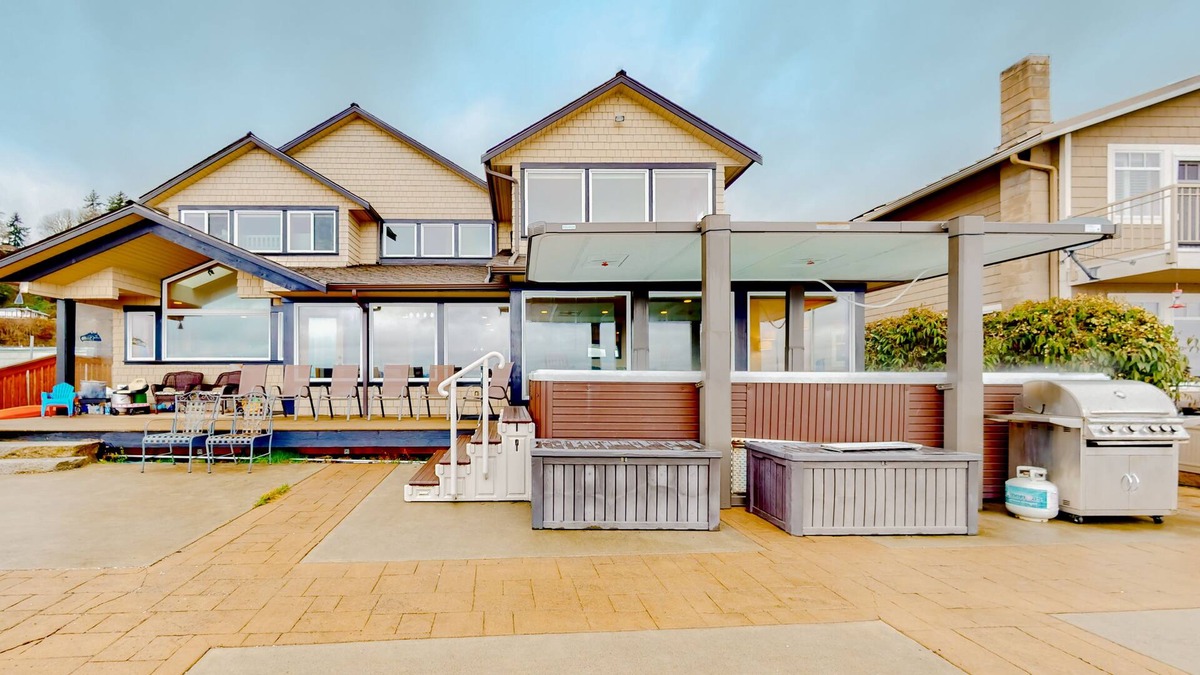 Clinton House | New sound front home with private beach access, hot tub/pool, grill, mtn views
