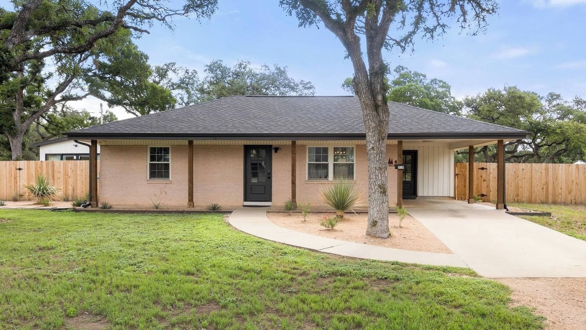 Dripping Springs House | New SPA! Dwntwn DRIP Bluff St Cottage & Guest House! Walk to Food, Bars & Music!