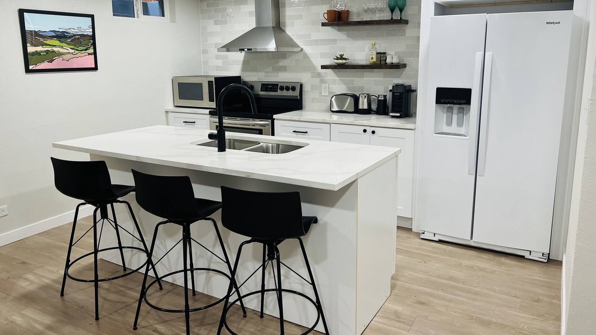 Edgewater House | NEW spacious 1 Bedroom suite near Sloan's Lake