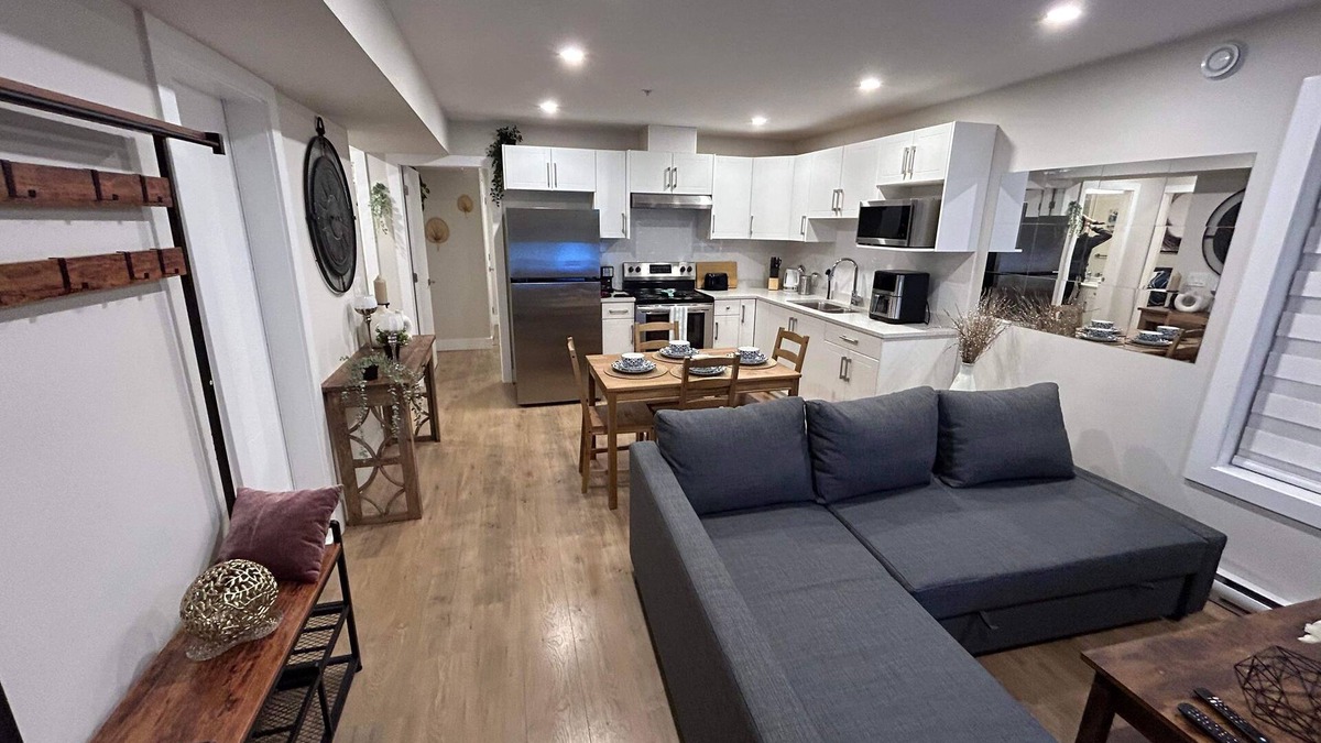 Maple Ridge House | New, Spacious 2 Bedrooms Suite in Downtown Maple Ridge with free parking !