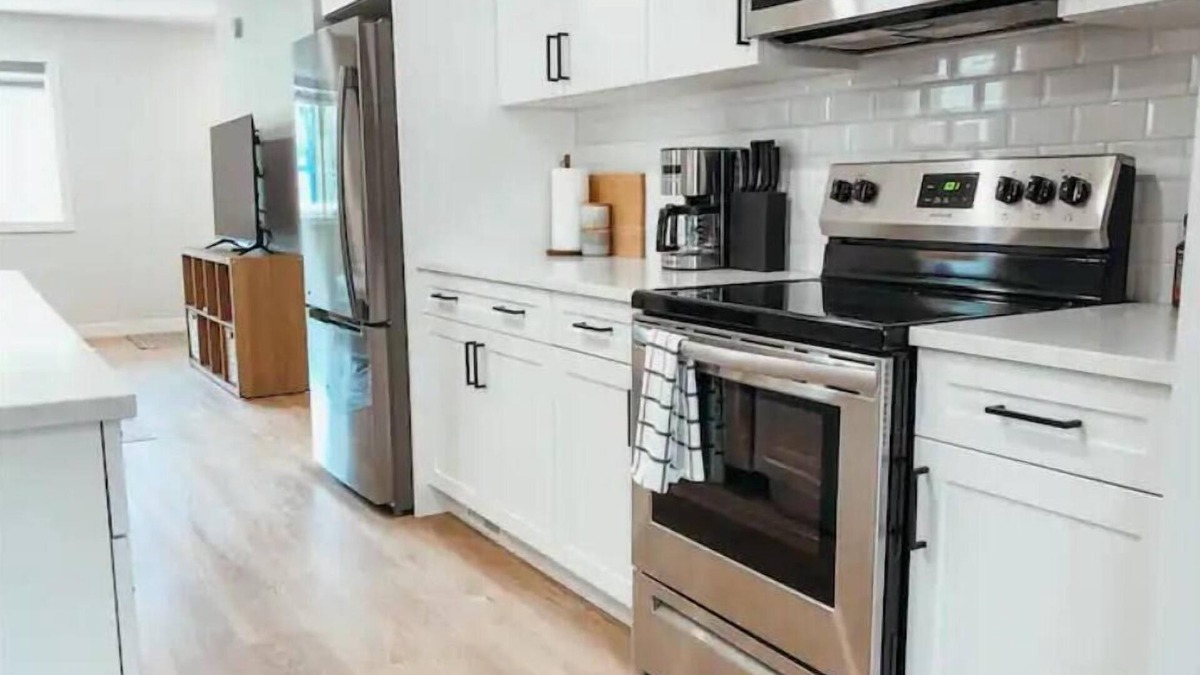 Winnipeg Condo | New & Spacious 5 Bed /3.5 Bath Duplex in South Osborne