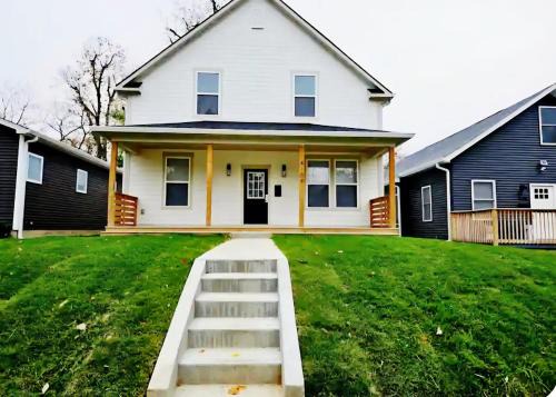 Indianapolis House | New spacious 5br 4ba near Butler and Broad Ripple