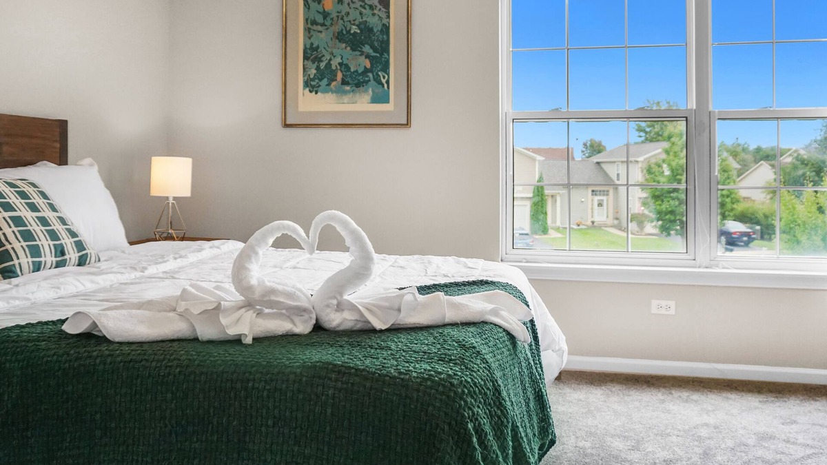 Fox Valley House | NEW Spacious and Comfy Duplex - 55" & 50" Smart TVs, Workspace, Cul-de-sac