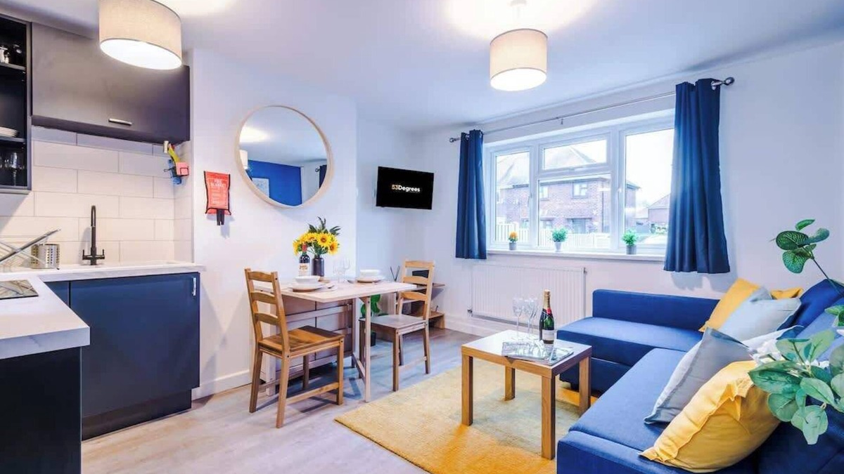 Crewe Apartment | NEW! Spacious apartment, ideal for business & work