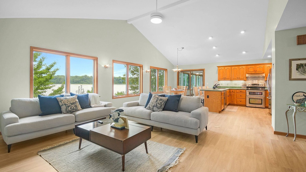 Athens House | NEW Spacious Lakehouse Retreat +private pier