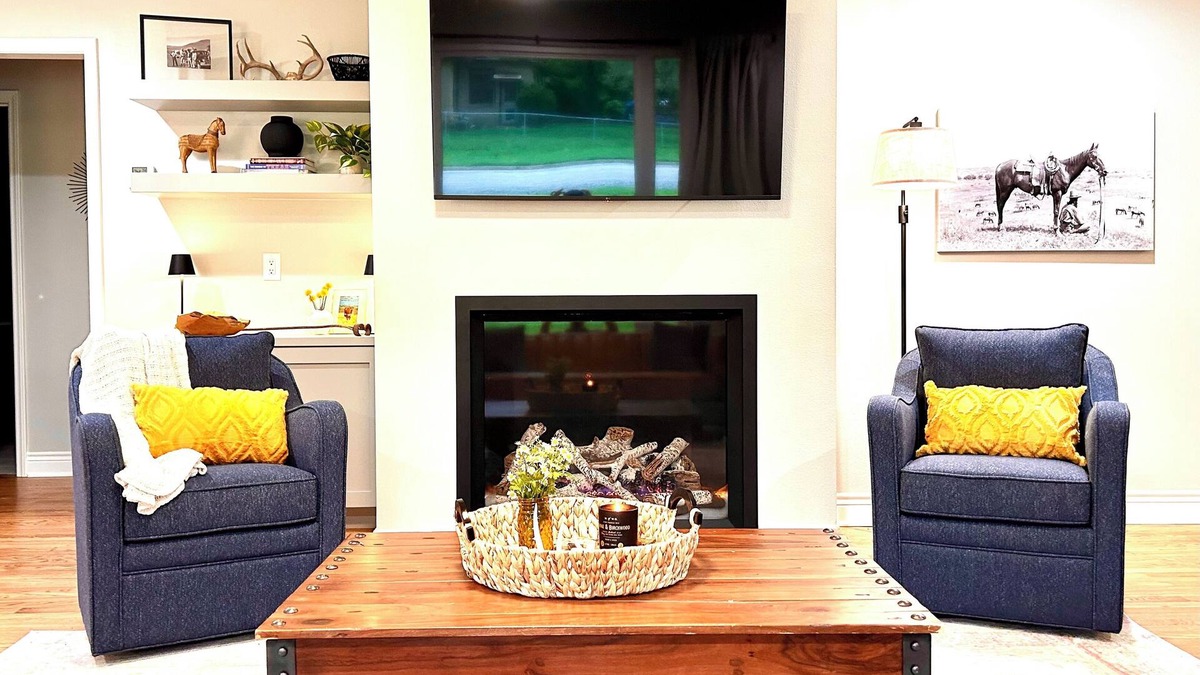 La Grange House | New! Spacious midcentury steps from the square in La Grange +15 min to Round Top