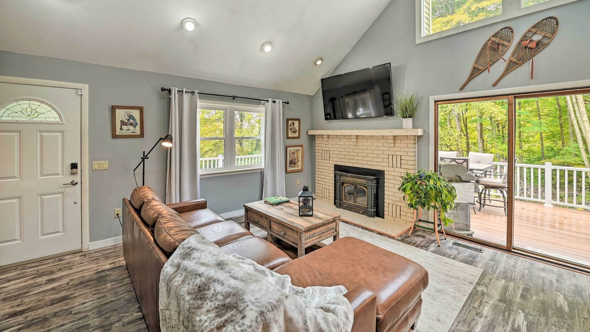 Lanesborough House | NEW! Spacious Mtn Home ~ 5 Miles to Jiminy Peak!