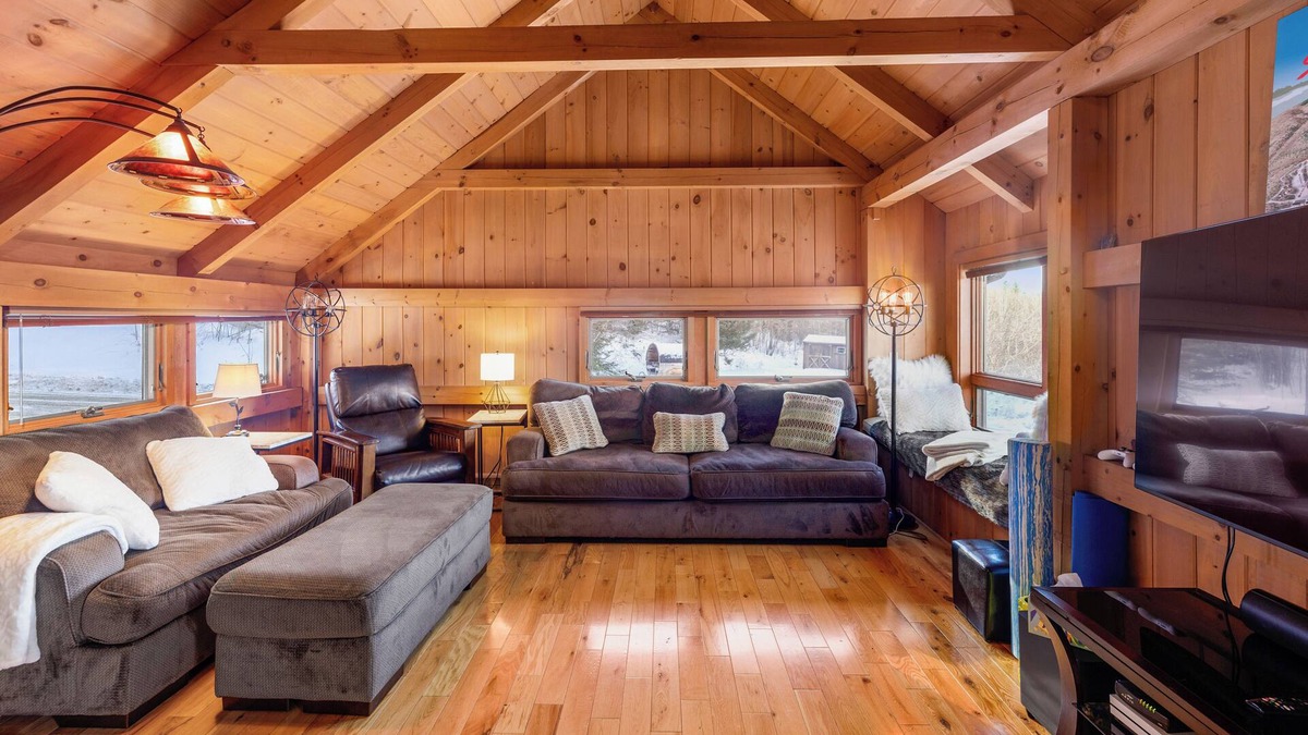 Stowe Ski Chalet | New Spacious Stowe Home, Stowe Mt Views. Woodstove