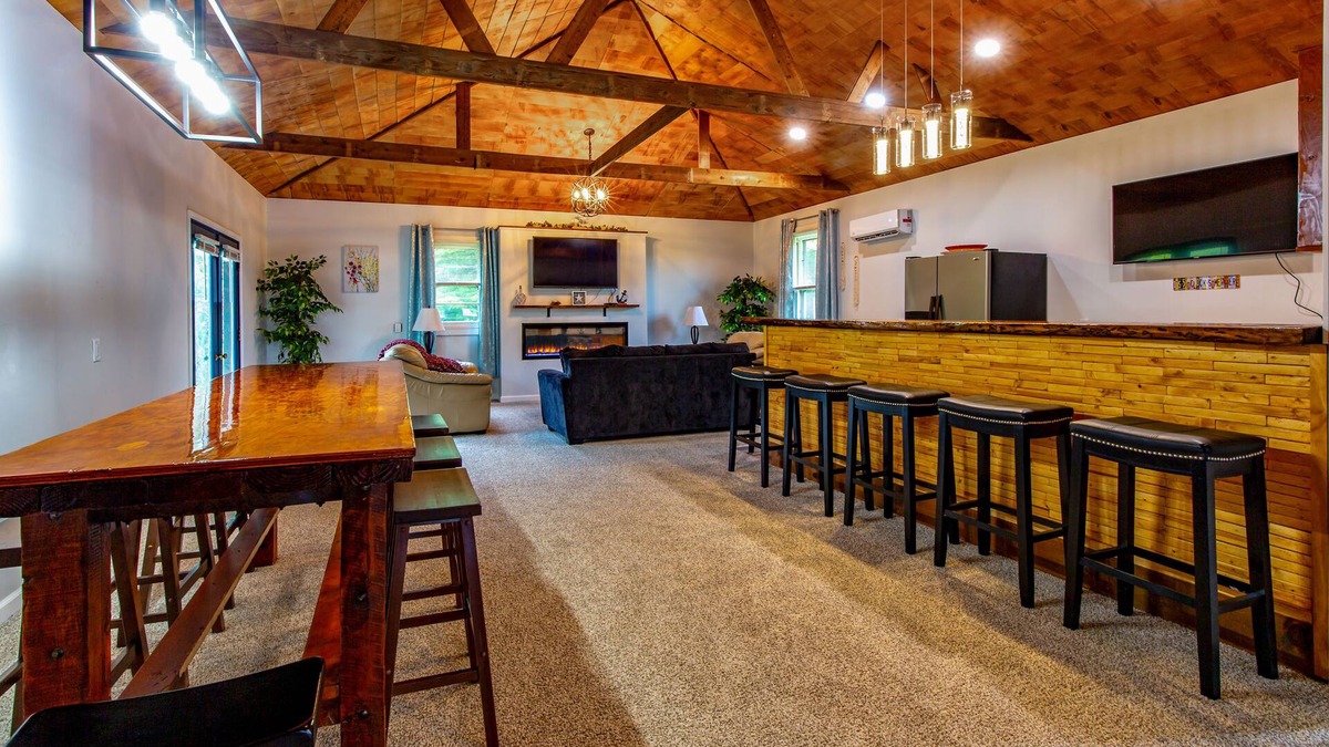 Bridgman House | New Spacious Warren Dunes Beach & Winery Retreat w/Hot Tub & Pool Table