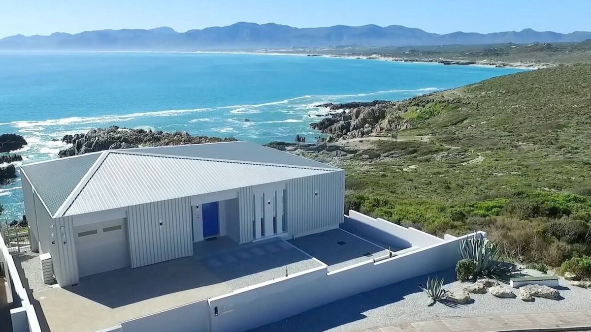De Kelders Villa | New spectacular villa by the sea nWhale watching from the terrace