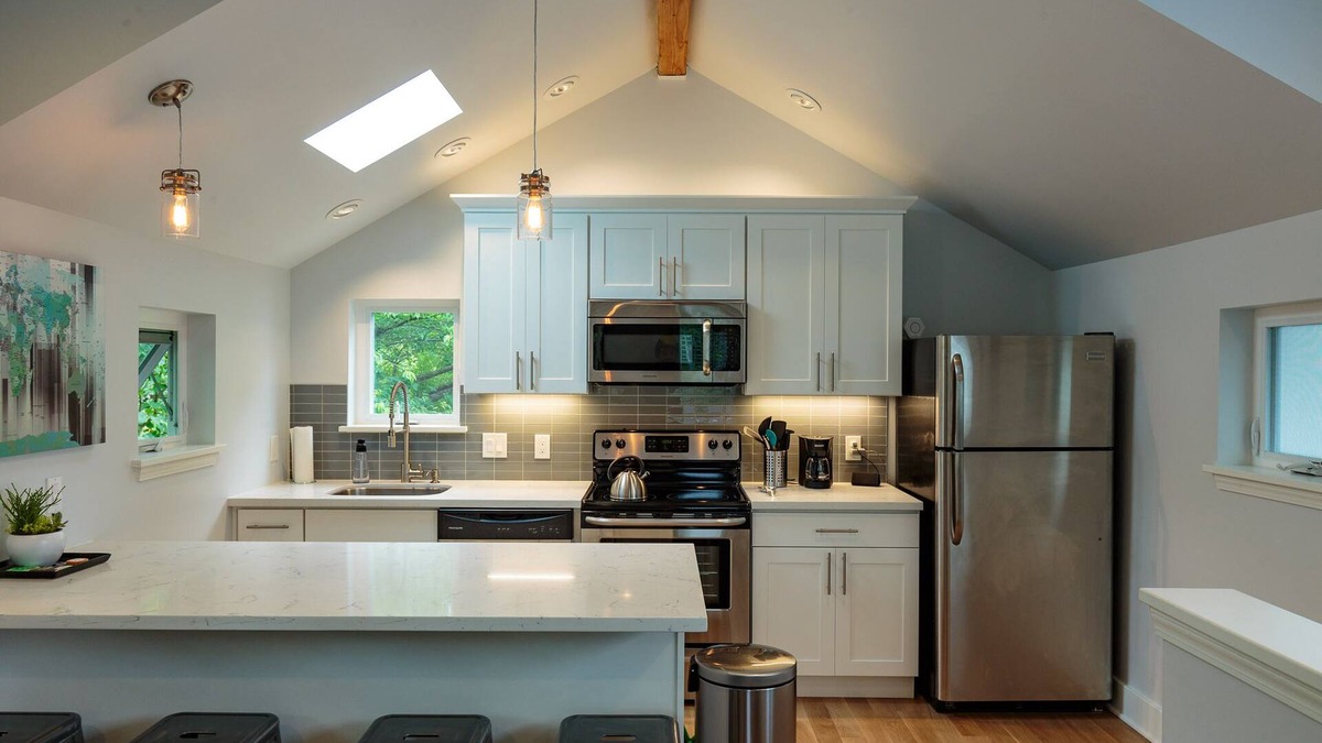 Fremont Cottage | New Stand Alone Private Backyard Cottage - A/C, Blocks to Zoo, Bus Line, Coffee