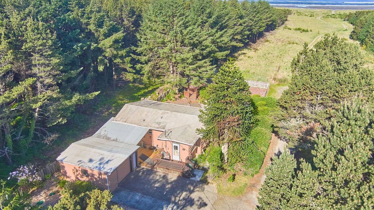 Long Beach House | NEW! Steps To Beach, Dog Ok, Firepit, Near town (Garden)