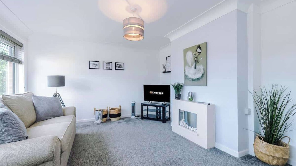 Wrexham House | NEW! Stunning Bungalow, Ideal for Groups, Parking!