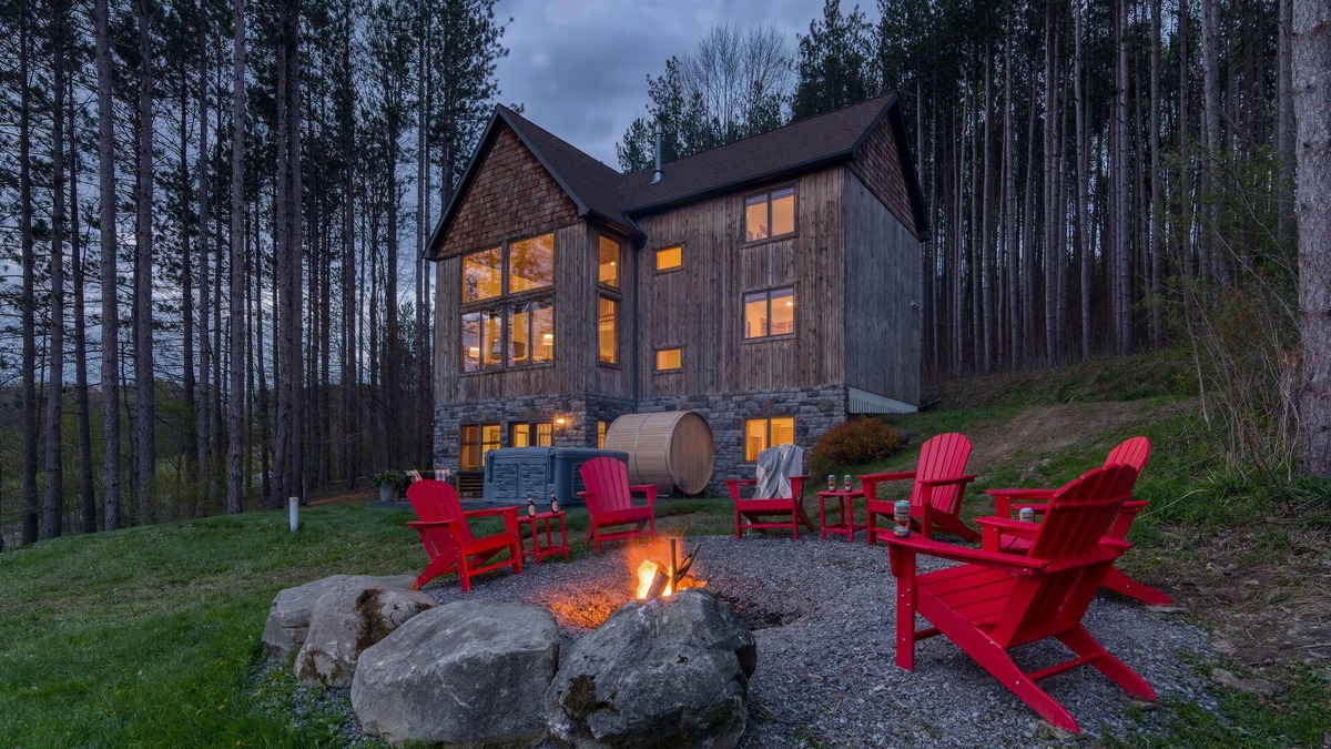 Ellicottville Ski Chalet | New & Stunning Chalet!⛷ A+ Reno, Hot-Tub, Barrel Sauna, Slope Views, Fire Pit🔥