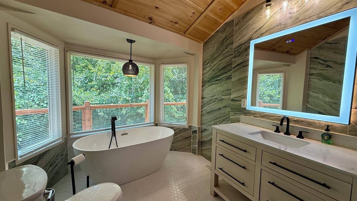 Kodak House | NEW! STUNNING Lakefront Treehouse in Kodak! 3BR~4BA~MASSIVE Game Room & HT!