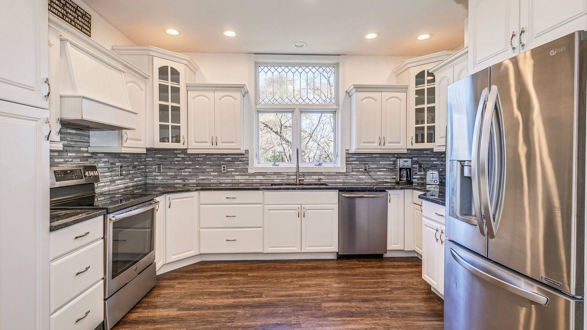 Greenfield House | NEW! Stunning Lakeside Getaway, AC + WiFi