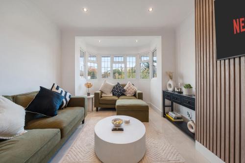 Finchley Church End Apartment | New Stunning Modern 2 Bedroom Apartment in Mill Hill next to Train Station!