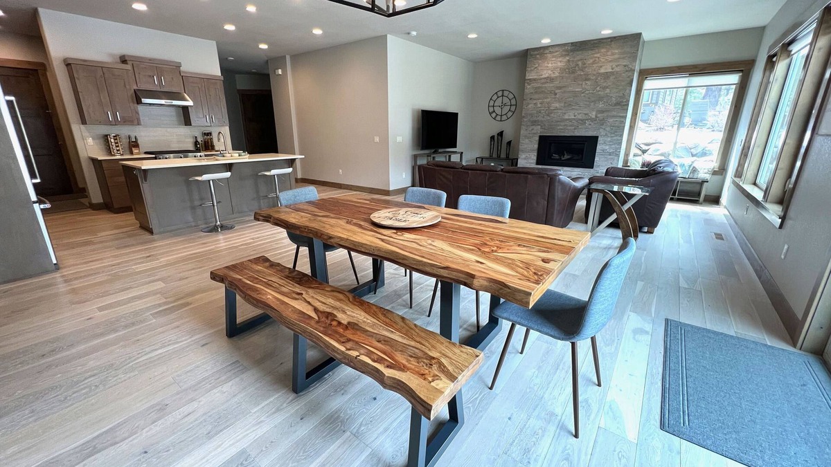 Bend House | New, Stunning & Modern Luxury, Fire Pit, A/C, Golf, Bike, Hike & Mt Bachelor