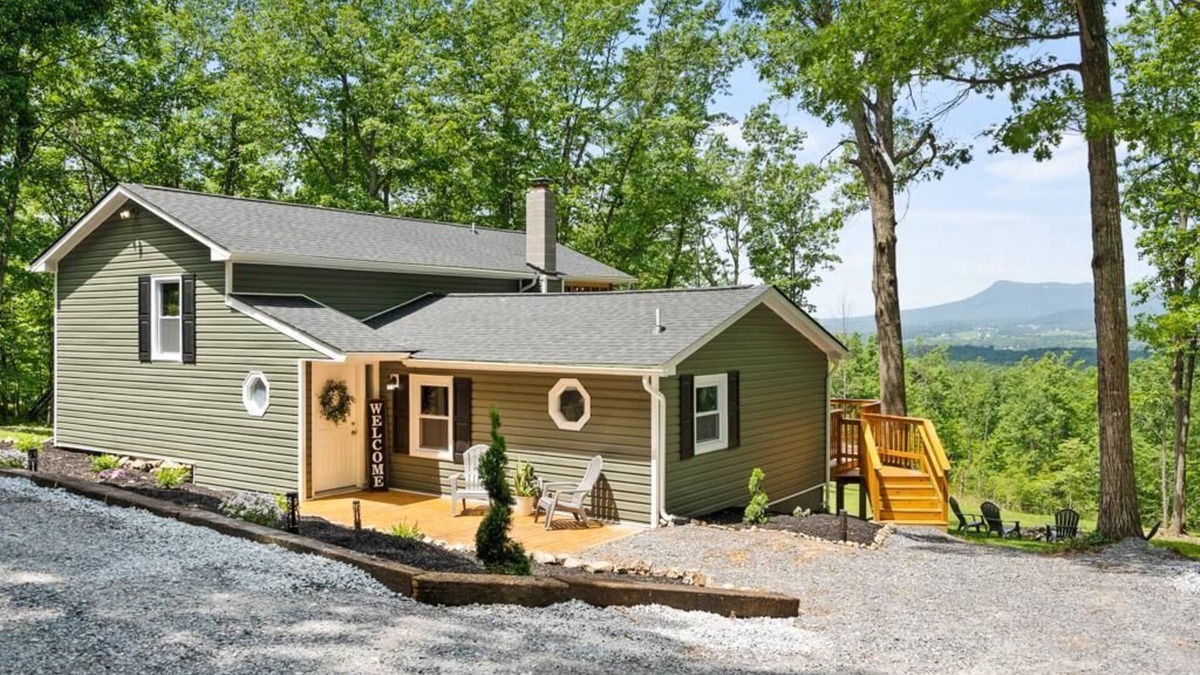 Elkton Cabin | NEW STUNNING VIEW OVERLOOK MASSANUTTEN with HOT TUB and Adjoin SHEN NATL PARK!