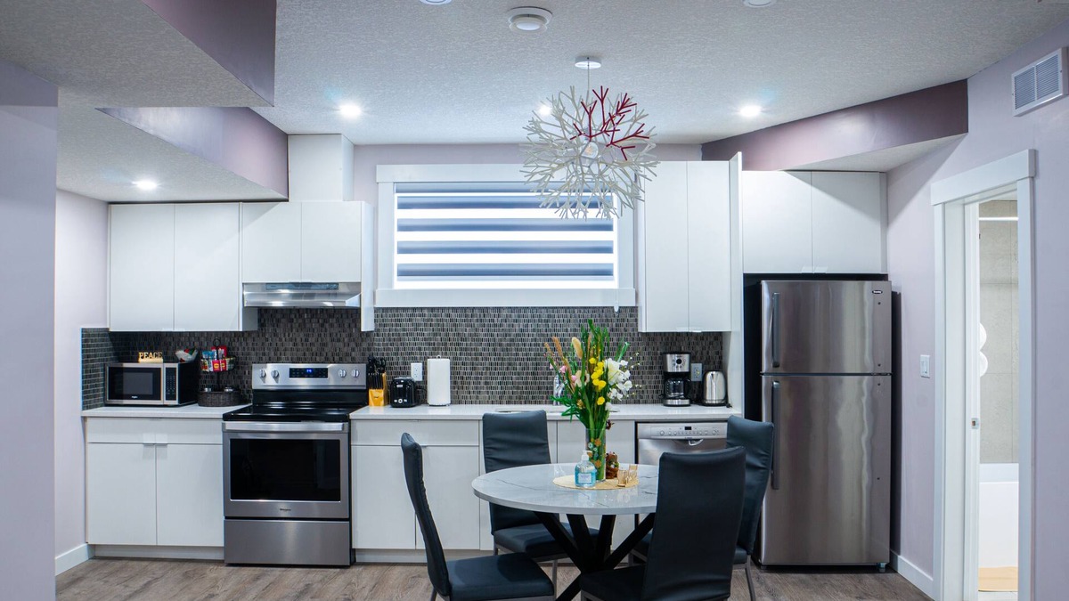 Beaumont Apartment | New Stylish 2 bdrm suite-10min to Airport/Self check-in/Free Wifi/Free parking