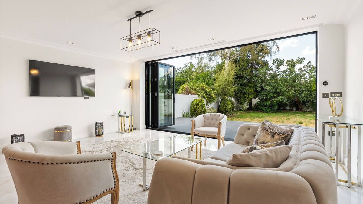Coombe Hill House | New! Stylish 5BR w/Garden&Parking near Wimbledon