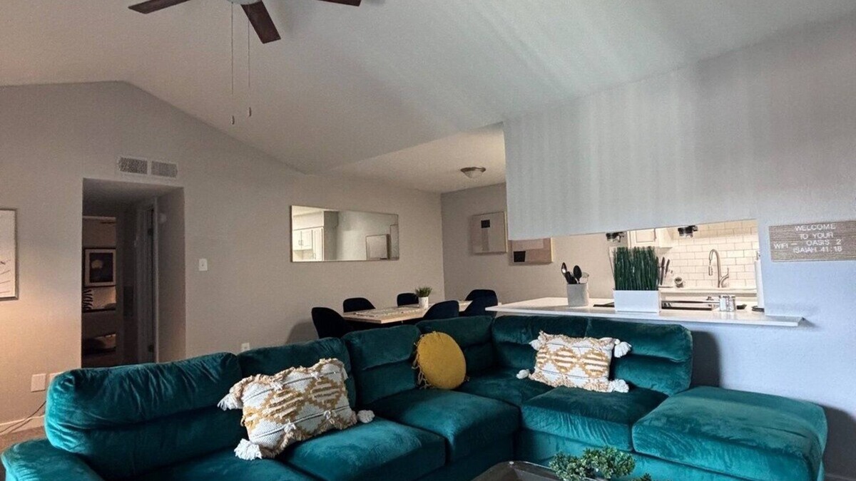 South Lamar Apartment | NEW Stylish SoLa Oasis - Pool View, Gym+ Office